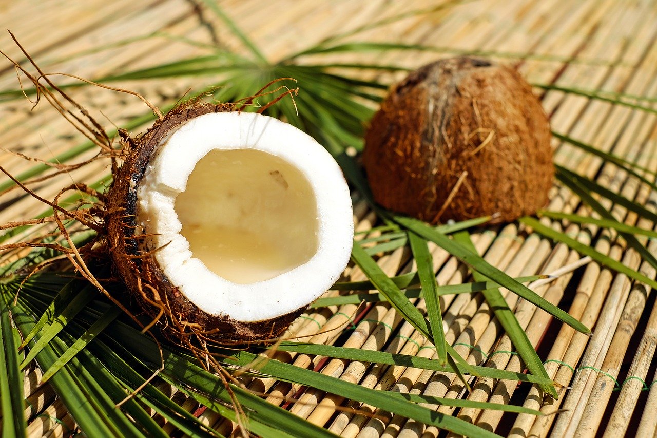 Care este diferența dintre lapte de cocos și apă de cocos