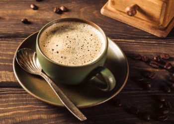 A consuma puțină cofeină în sarcină „este în regulă”