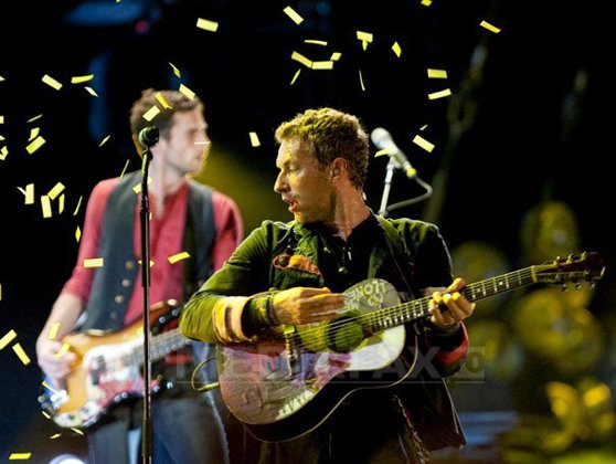 Coldplay își anunță noul album cu un poster misterios în care apar alături de Friedrich Nietzsche