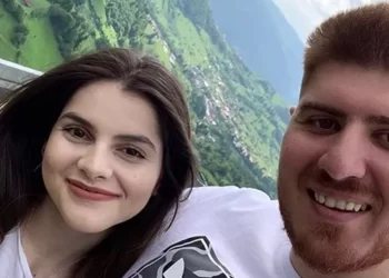 ALEXANDRA ANGHEL, VIZITĂ RAPIDĂ LA SALONUL DE ÎNFRUMUSEȚARE.