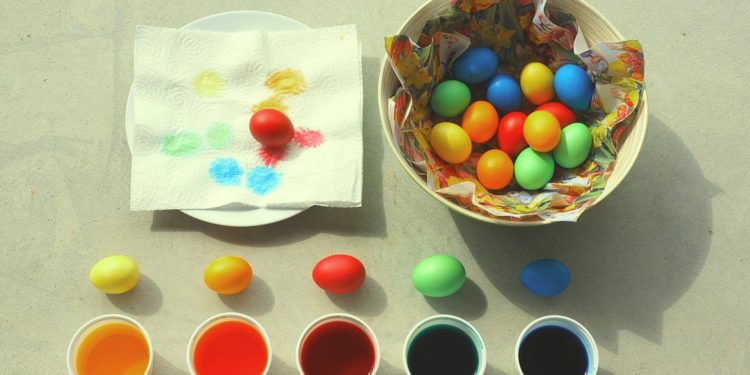 Vopsitul ouălor, extrem de toxic! 14 E-uri diferite în-un singur plic de vopsea