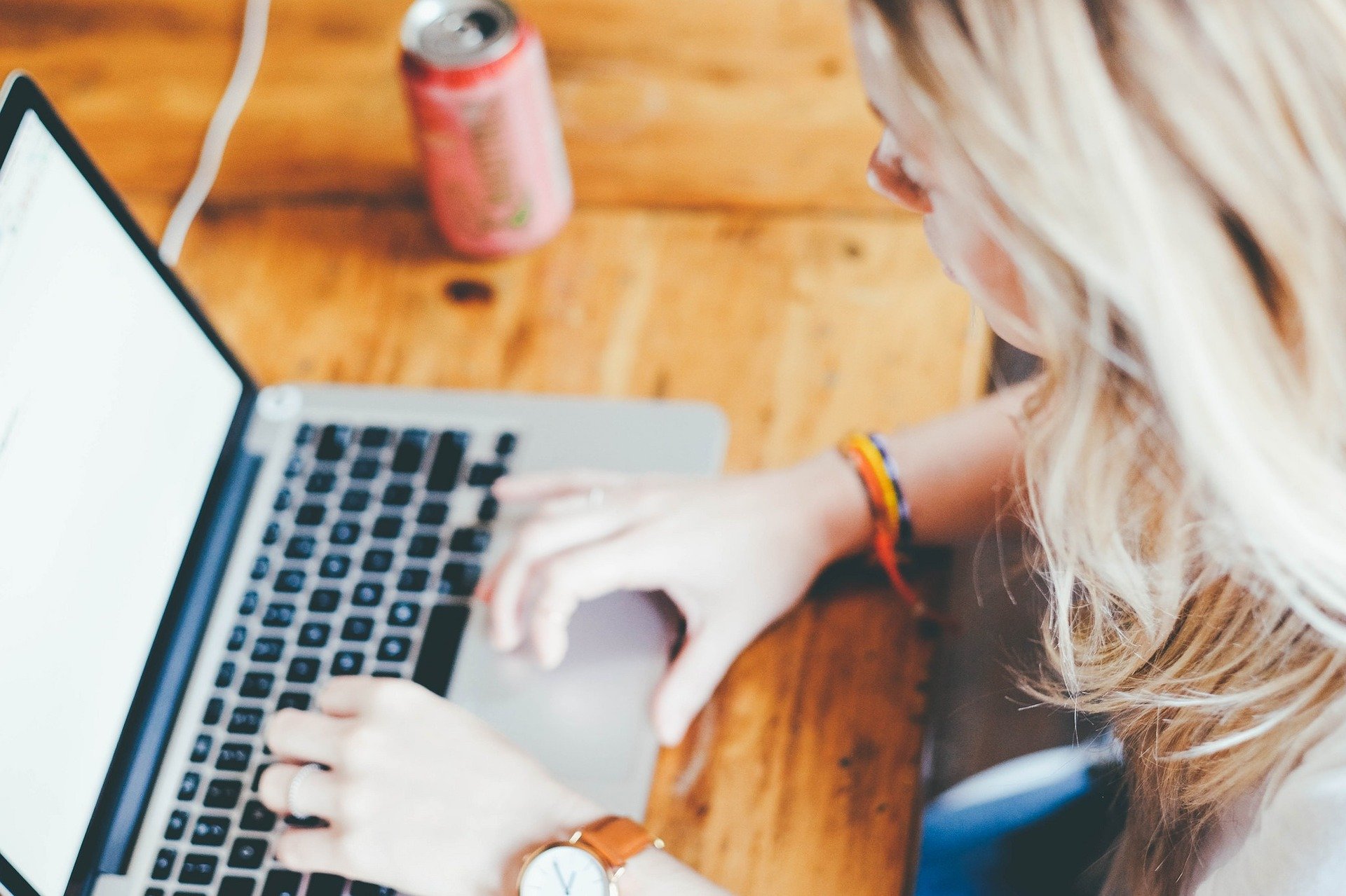Dependența de cumpărăturile online este o afecțiune mintală, susțin cercetătorii (studiu)