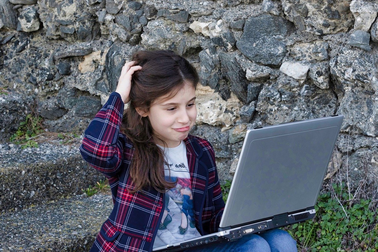 Peste 826 de milioane de elevi nu au computer acasă (UNESCO)