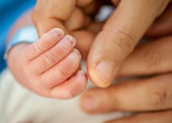 O femeie a născut copilul altui cuplu, după ce a primit embrionul greșit în timpul fertilizării