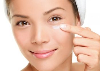 4 Greșeli frecvente pe care femeile le fac atunci când aplică fondul de ten