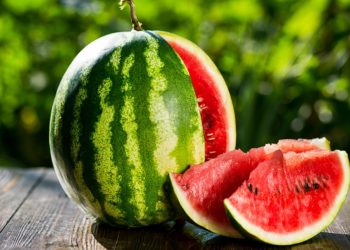 Pepenele roșu, un fruct toxic! Cum îi putem alege pe cei sănătoși