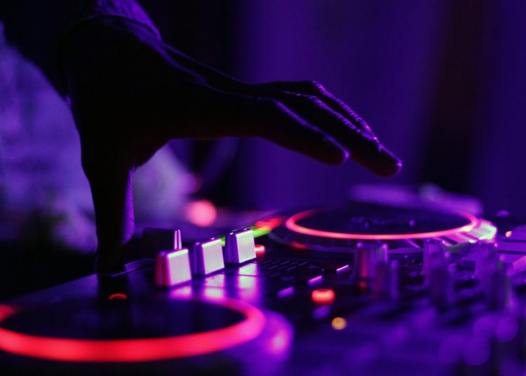 Cursuri de DJ gratuite pentru începători. Unde și-au putut da frâu liber pasiunii, tinerii din România