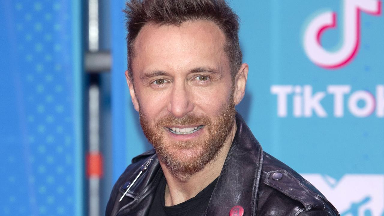 Celebrul DJ francez David Guetta le spune fanilor înaintea concertului de la Louvre: „Fă-ți vaccinul”