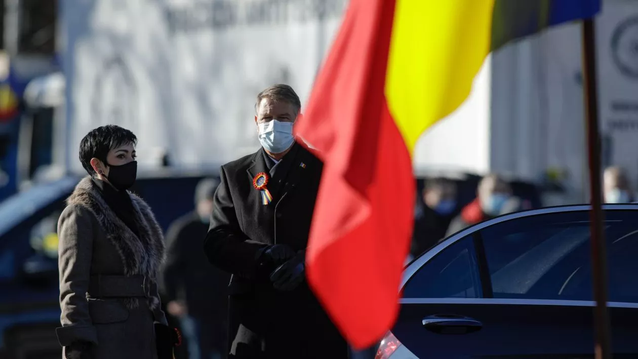CINE E FEMEIA CARE A STAT LÂNGĂ KLAUS IOHANNIS LA PARADA MILITARĂ DE 1 DECEMBRIE?