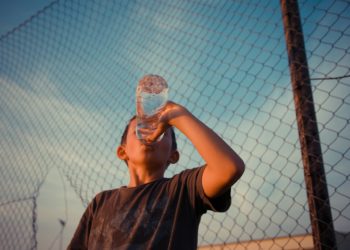 Copiii românilor se află pe locul doi în Europa la obezitate infantilă! Cauza este deficitul de apă consumată de către aceștia