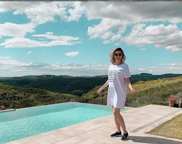 Diana Dumitrescu își arată burtica de gravidă în costum de baie