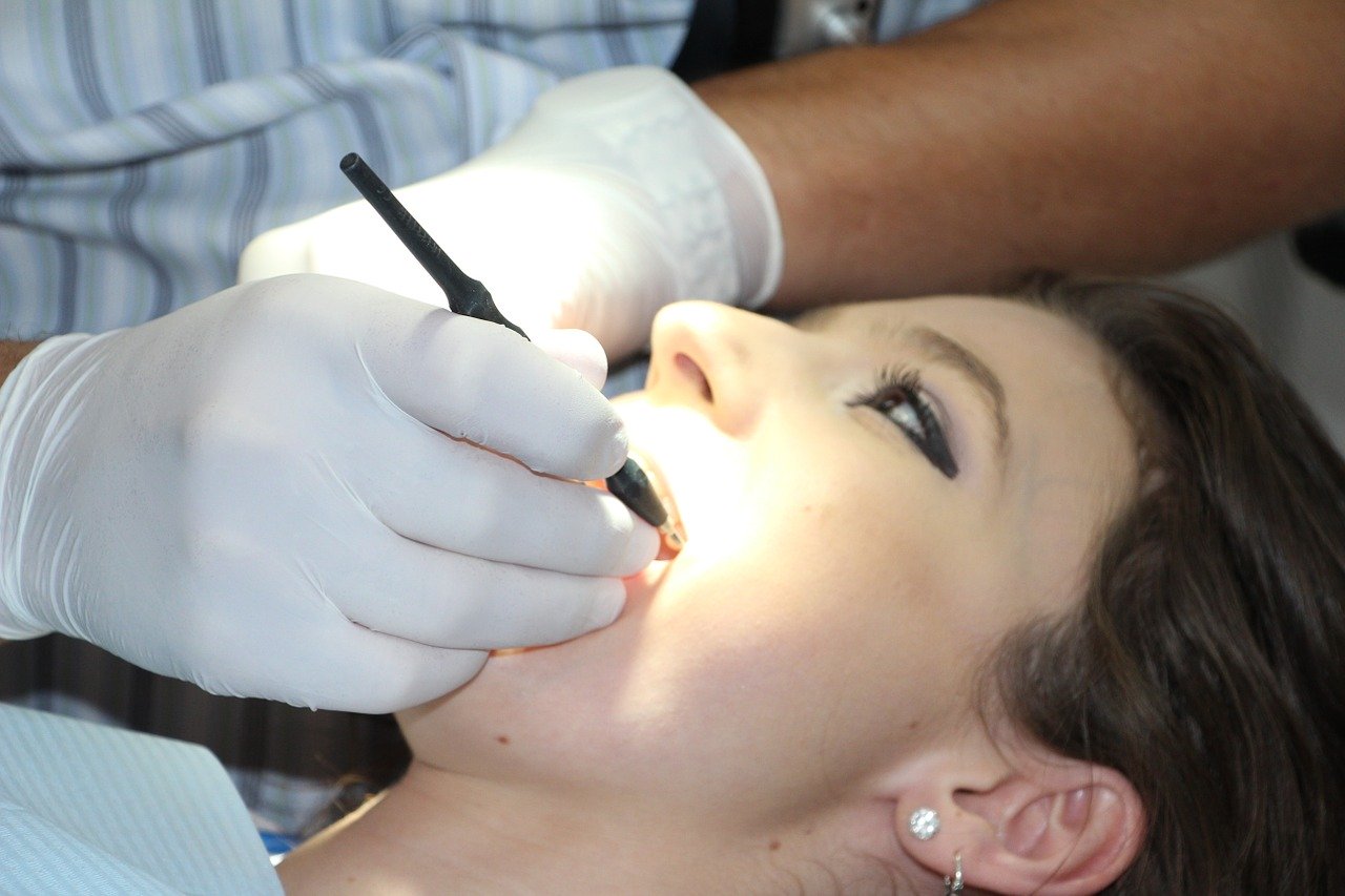 Cum îți dai seama că suferi de o infecție dentară