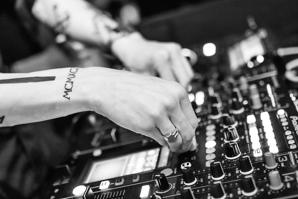 Avantajele și aspectele mai puțin favorabile alegerii unui DJ pentru nunta ta