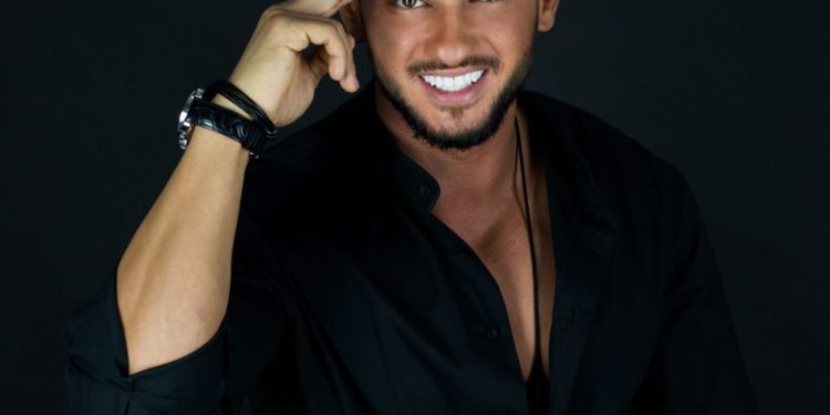 VIDEO/ Dorian Popa are fani și-n biserică: “Ne retragem, frumos, în curte, pentru poze”. Bunica l-a adus pe calea credinței