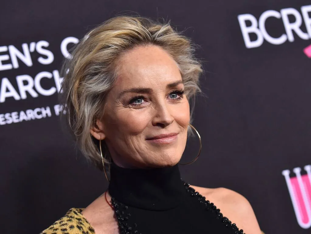 Sharon Stone arată senzațional în timp ce pozează pe plajă