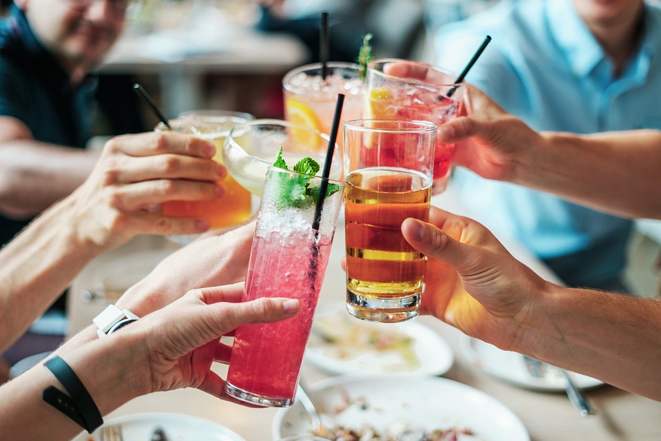 Cum trebuie să te îmbraci la o petrecere cocktail. 6 reguli care să te ghideze spre ținuta ideală