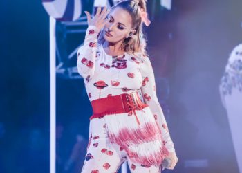 Recordul Deliei în materie de schimbat ținute. Artista a surprins pe toată lumea