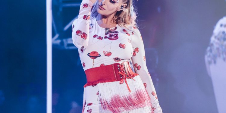 Recordul Deliei în materie de schimbat ținute. Artista a surprins pe toată lumea