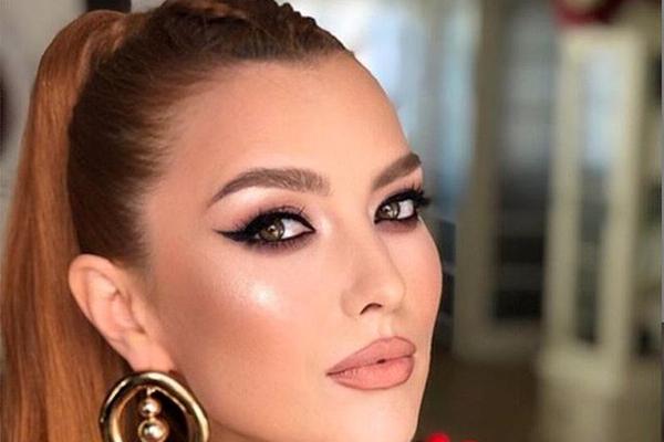 Elena Gheorghe, ținute spectaculoase în concert. Trei persoane o vor ajuta să îmbrace fiecare rochie!