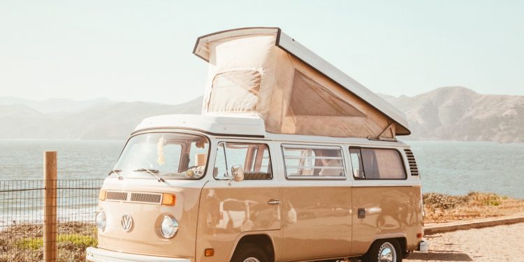 Atipic și fascinant: a(casa) din rulotă și cum o amenajăm