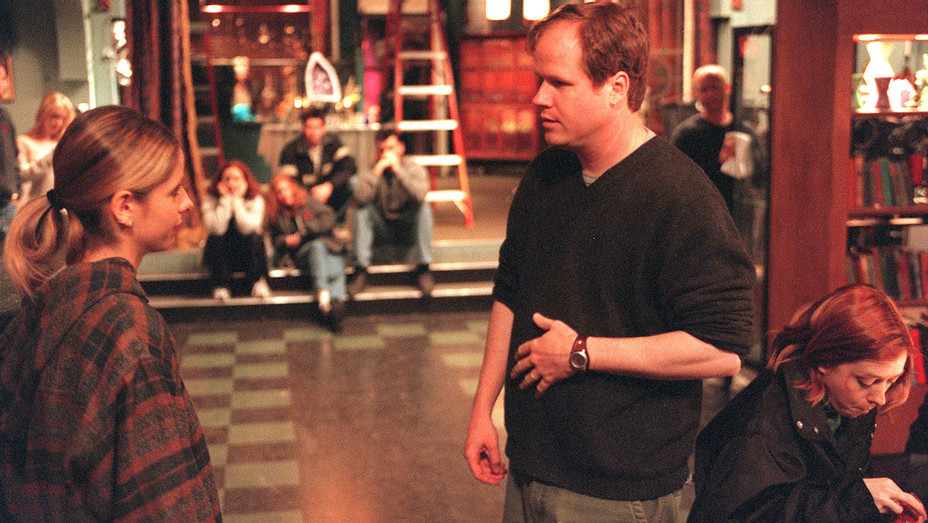 Vedetele din serialul Buffy îl acuză pe creatorul Joss Whedon de „cruzime”