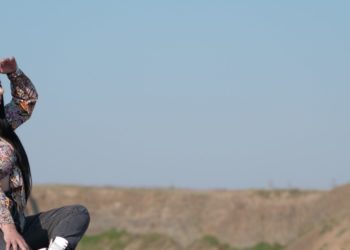 Glorya a filmat videoclip pentru „Totdeanua” în lanul de floarea soarelui