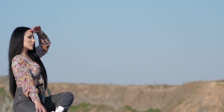 Glorya a filmat videoclip pentru „Totdeanua” în lanul de floarea soarelui