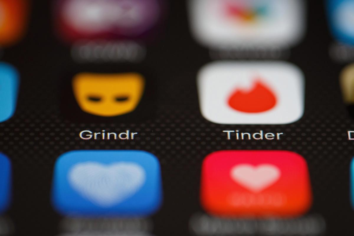 Tinder şi Grindr, acuzate că revând date cu caracter personal