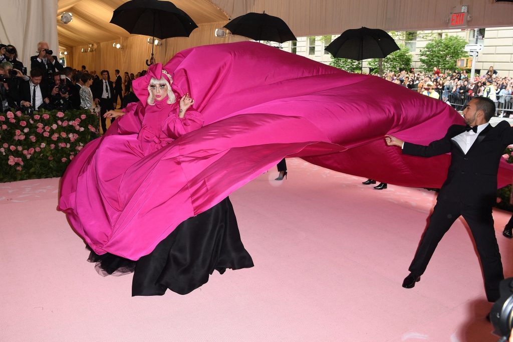 Lady Gaga, cea mai excentrică apariţie la Met Gala. A schimbat 4 ţinute pe covorul roz
