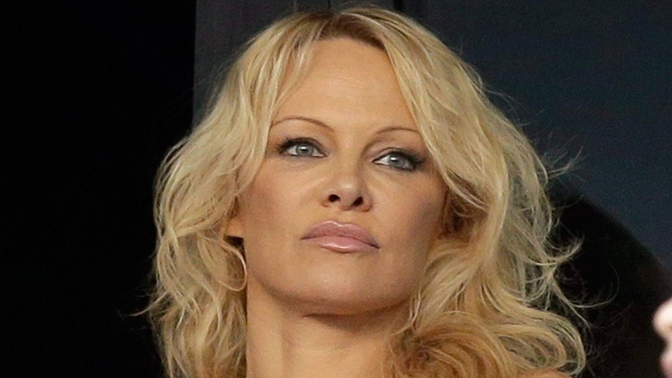 Pamela Anderson, înșelată și bătută violent de iubitul fotbalist