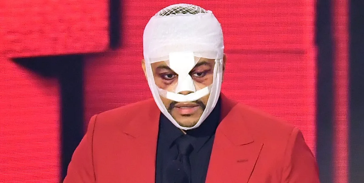 De ce a fost The Weeknd acoperit în bandaje la AMA?