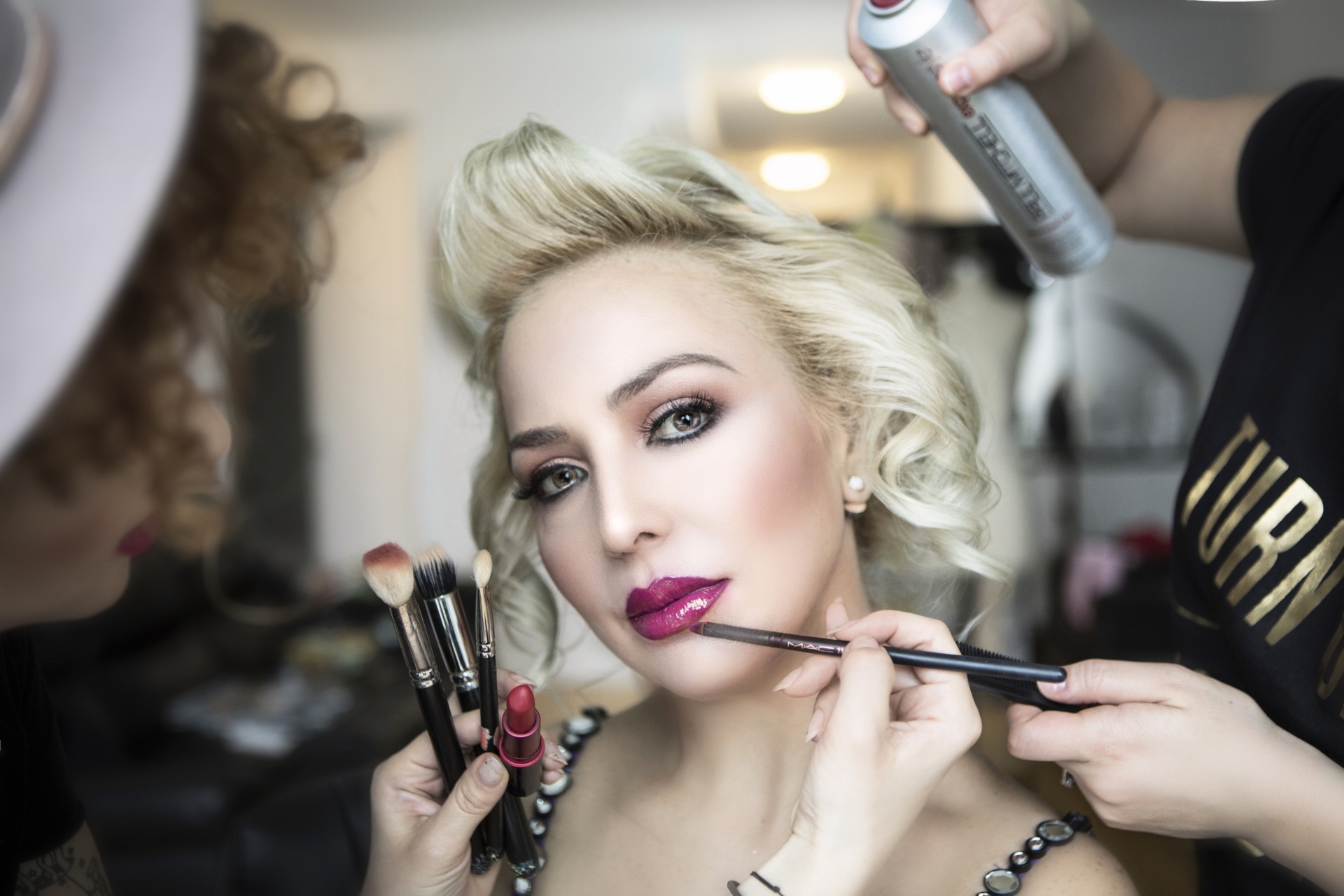 Inspirație de Hollywood din anii ’60 în colecția Mystic, prezentată de o româncă la Couture Fashion Week