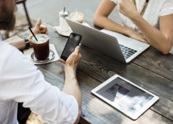 Cum pornesti o conversatie