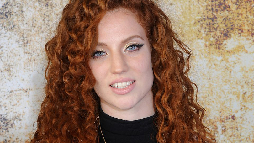 Jess Glynne își cere scuze pentru că a folosit un limbaj transfobic pe podcast