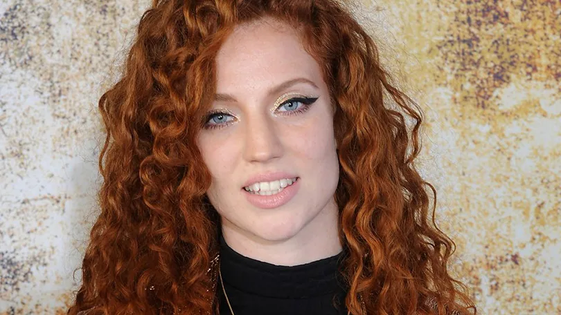 Jess Glynne își cere scuze pentru că a folosit un limbaj transfobic pe podcast