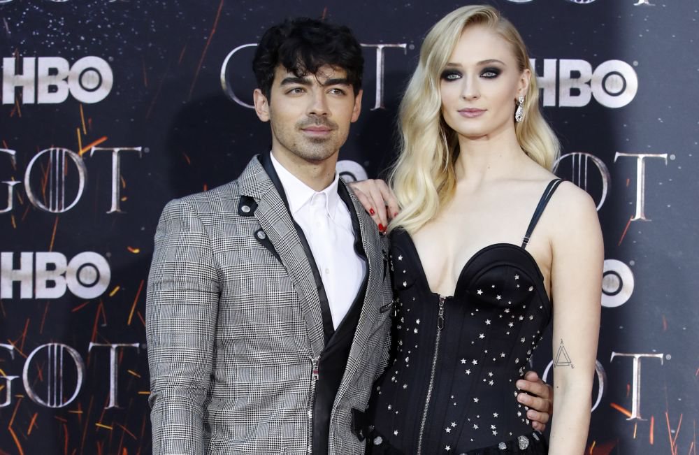 VIDEO | Sophie Turner şi Joe Jonas s-au căsătorit în secret la Las Vegas. Ce ținută a purtat actriţa din Game of Thrones