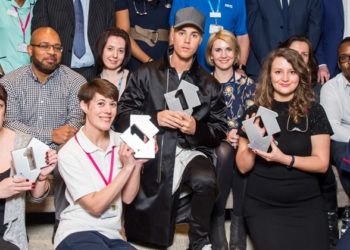 Justin Bieber face echipă cu corul NHS pentru cursa numărul unu de Crăciun