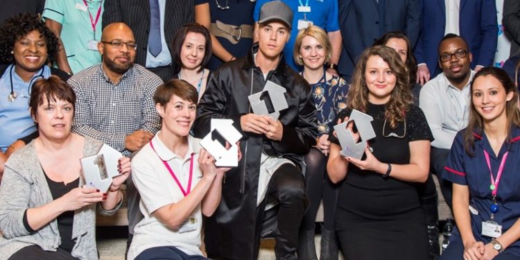 Justin Bieber face echipă cu corul NHS pentru cursa numărul unu de Crăciun