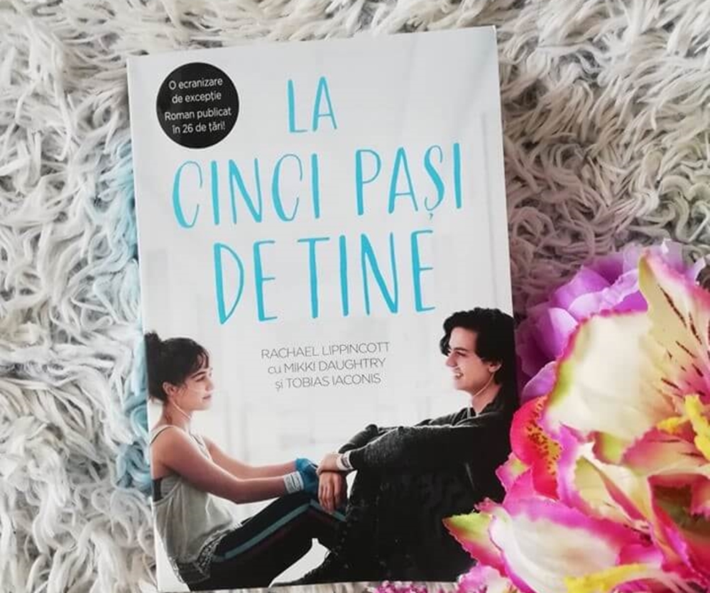 „La cinci pași de tine” de Rachael Lippincott, cu Mikki Daughtry și Tobias Iaconis