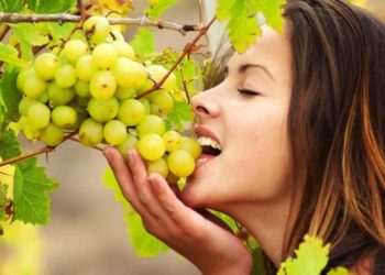 Masca de faţă cu struguri albi. Cum să ai un ten lipsit de imperfecţiuni