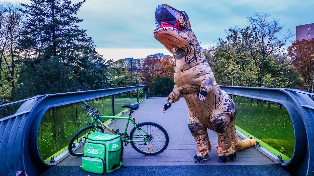 SUA – Peste 150 de persoane au alergat costumate în dinozauri în încercarea de a stabili un record Guinness