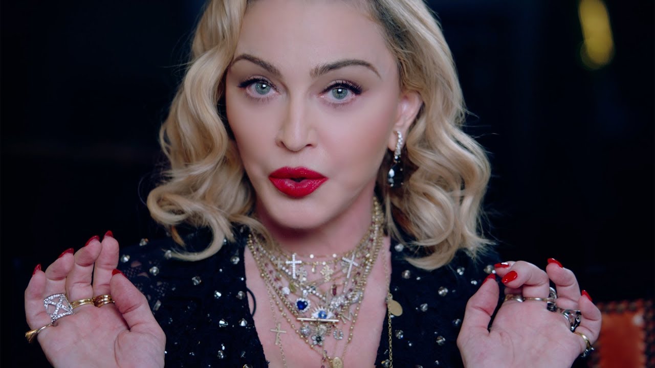 Madonna şi-a scandalizat fanii dezvăluind că foloseşte „urinoterapia” ca tratament de frumuseţe