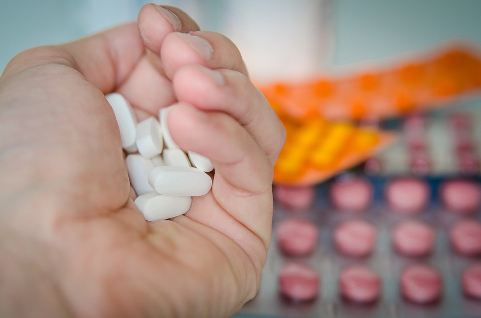 Românii, în topul European al țărilor ce își administrează medicamente după ureche