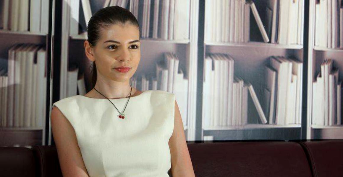 Monica Gabor vinde în America uleiuri “vindecătoare de cancer”. Face reclamă mincinoasă pentru produsul lui Mr. Pink!
