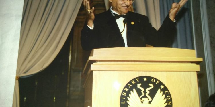 Singurul muzician român premiat de Barack Obama, Nicolae Feraru, dezamăgit de politicienii români:«Obama mi-a dat un trofeu, din România am primit o diplomă scrisă greșit»