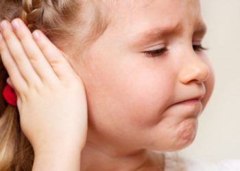 Primul semn care arată că cei mici pot avea otită