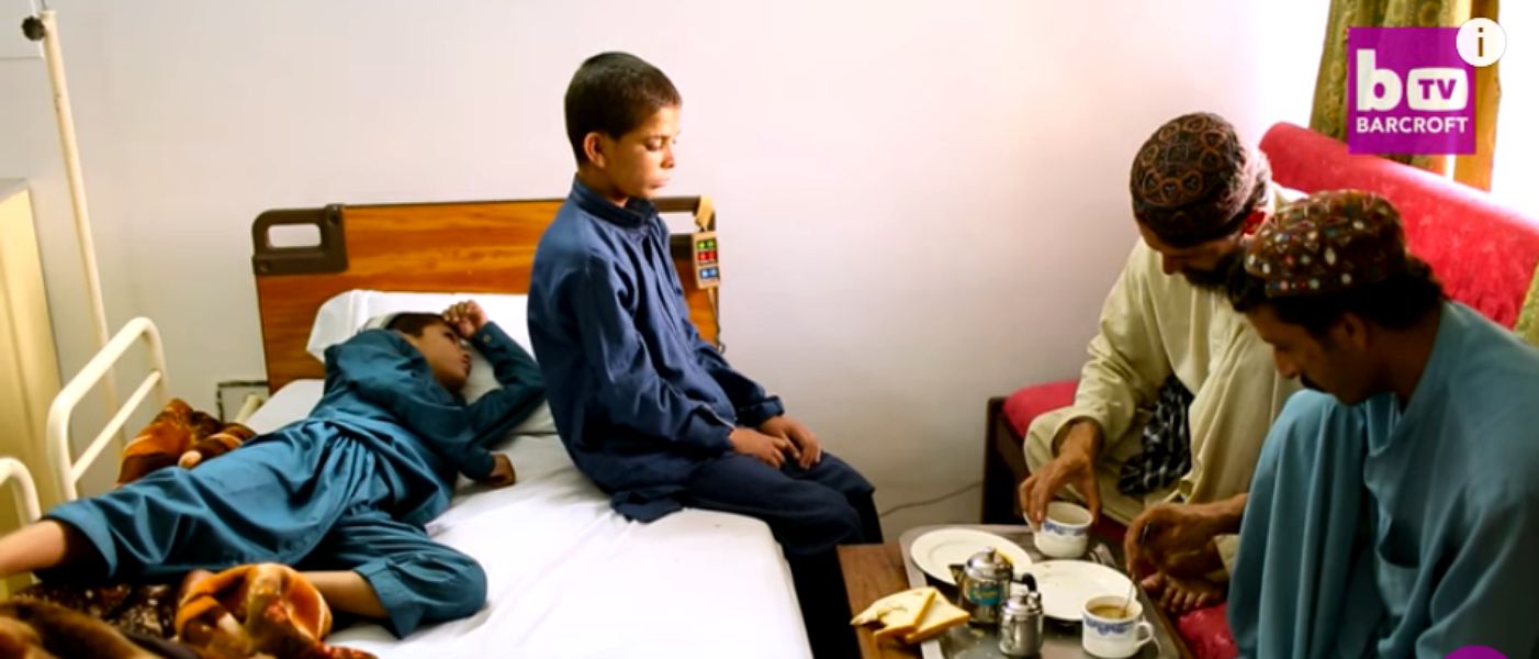 Doi frați pakistanezi trăiesc coșmarul vieții lor după asfințitul soarelui