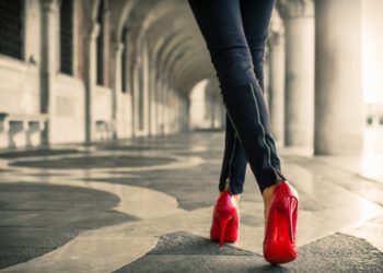 Cum să porți cu stil incaltaminte dama de culoare roșie