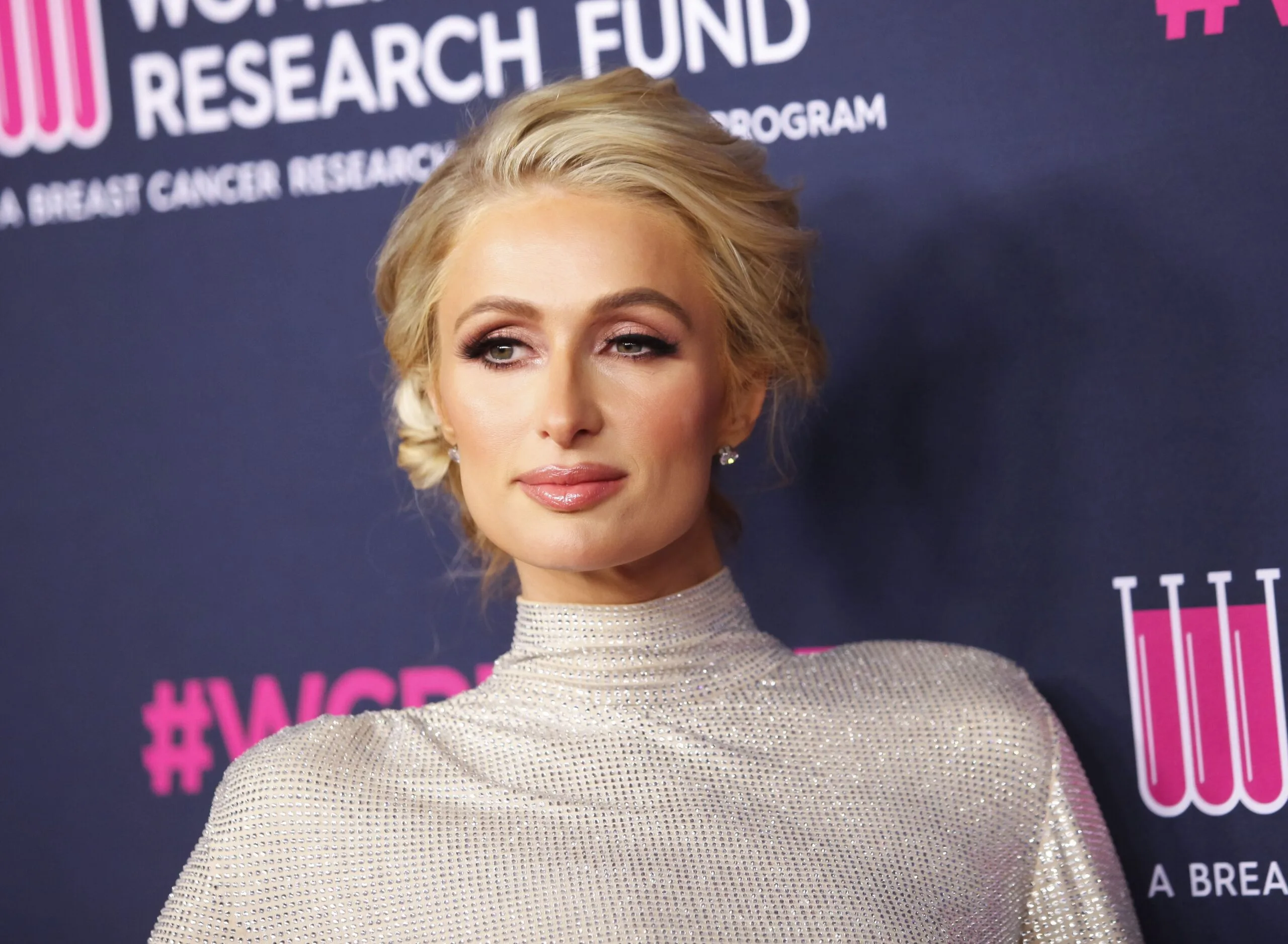 Paris Hilton confundată cu Marilyn Monroe. Vedeta așteaptă Valentine’s Day într-o ținută…înflăcărată!