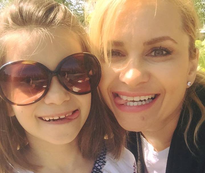 VIDEO/ Paula Chirilă o învață pe fiica ei tradiții românești. “Vopsim ouăle cum făcea bunica mea când eram eu mică”